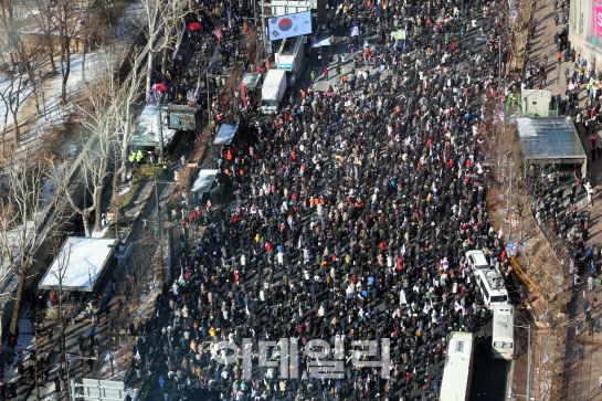 윤석열 대통령 탄핵에 반대하는 시민들이 8일 서울 중구 세종대로 광화문광장 일대에서 대규모 집회를 하고 있다.(사진=뉴시스)