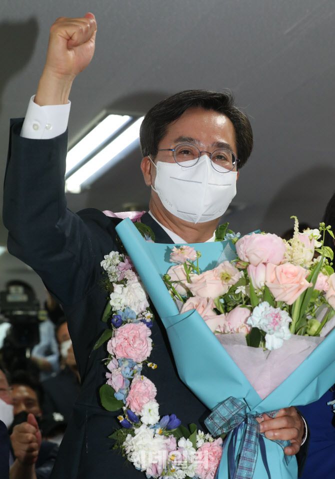 개표 막판 극적으로 역전하며 승리한 김동연 더불어민주당 경기도지사 후보가 2일 새벽 경기 수원 팔달구 선거사무소 개표상황실에서 당선이 확실하게 된 뒤 기뻐하고 있다.(사진=방인권 기자)