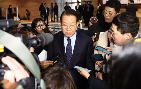 권영세 국민의힘 비상대책위원장이 3일 오후 서울 여의도 국회에서 본회의에 참석하기 위해 이동하며 취채진 질의에 답변하고 있다. (사진=뉴스1)