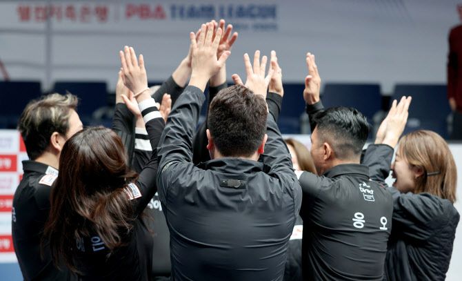 SK렌터카 선수들이 팀리그 승리 후 하이파이브를 나누며 기뻐하고 있다. 사진=PBA 사무국