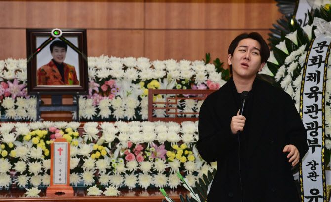 가수 김수찬이 9일 서울 종로구 서울대병원 장례식장에서 열린 故 송대관의 영결식에서 고인의 성대모사를 하고 있다. (사진=공동취재단/뉴스1)