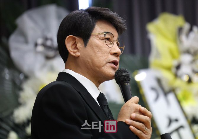 고 송대관의 영결식이 엄수된 9일 서울 종로구 서울대학교병원 장례식장에서 가수 설운도가 추도사를 하고 있다.(사진=이데일리 방인권 기자])