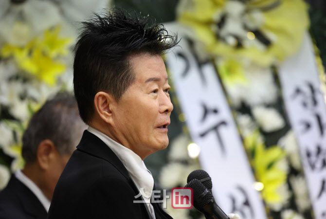 고 송대관의 영결식이 엄수된 9일 서울 종로구 서울대학교병원 장례식장에서 가수 태진아가 추도사를 하고 있다.(사진=방인권 기자)