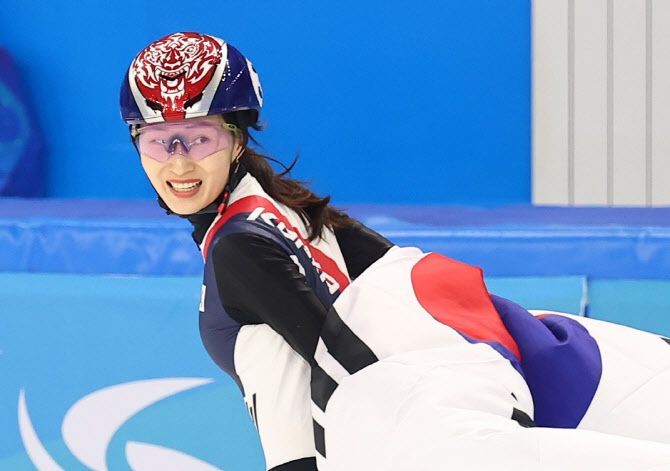 9일 중국 하얼빈 헤이룽장 빙상훈련센터 다목적홀에서 열린 하얼빈 동계아시안게임 쇼트트랙 여자 1000m 결승에서 금메달을 차지한 최민정이 태극기를 두르고 세리머니를 하며 밝게 웃고 있다. 사진=연합뉴스