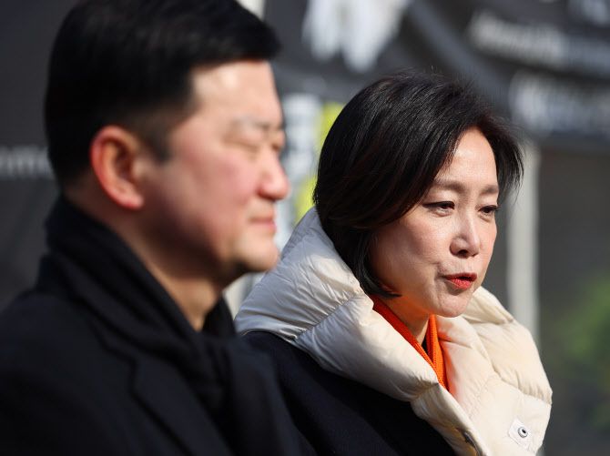 개혁신당 허은아 전 대표가 10일 서울 여의도 국회 앞에서 직무정지에 대한 법원 가처분 신청 기각 관련 기자회견을 하고 있다.(사진=연합뉴스)