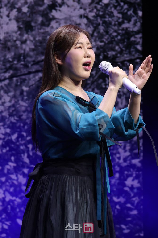 가수 송가인이 11일 서울 강서구 스카이아트홀에서 열린 의 정규 4집 ‘가인;달’ 발매 쇼케이스에서 멋진 무대를 선보이고 있다. (사진=이영훈 기자)