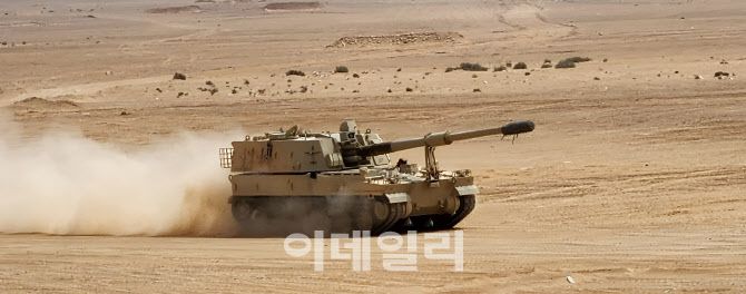 K9자주포가 중동 사막을 달리며 엔진 내구도 테스트를 하고 있다. (사진=한화에어로스페이스)