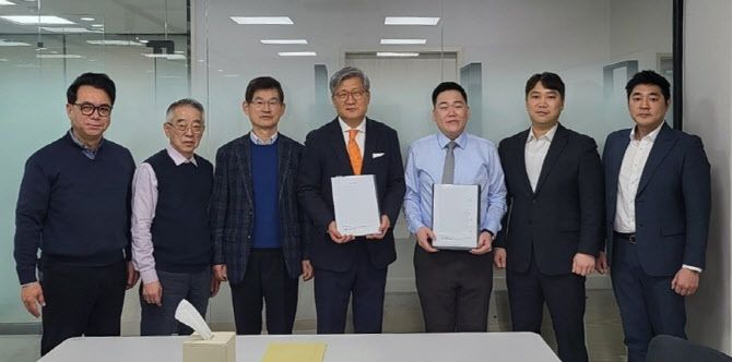 코어닥스와 스타코링크 관계자.(왼쪽부터)김경진 스타코링크 공동대표, 오광배 공동대표, 임요송 코어닥스 대표, 양휘강 부대표.(사진=코어닥스)