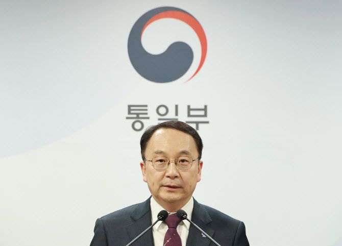 구병삼 통일부 대변인이 13일 서울 종로구 정부서울청사에서 남북회담 문서 공개 관련 브리핑을 하고 있다. [연합뉴스 제공]