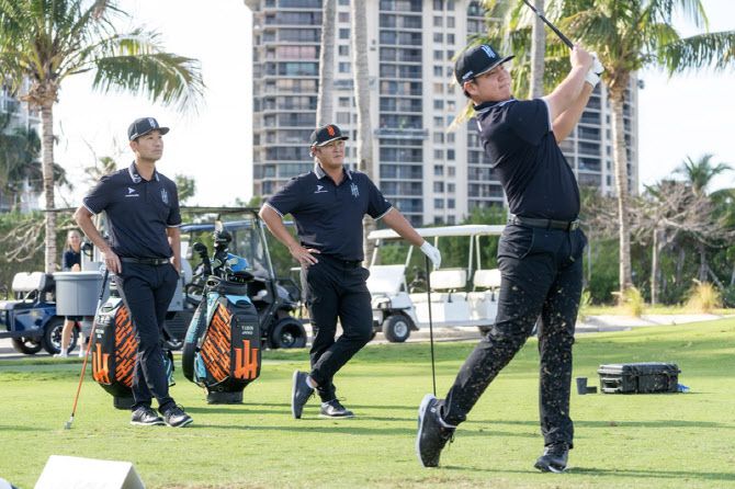 LIV 골프 아이언헤드 GC에 합류한 장유빈(오른쪽)이 케빈 나, 대니 리가 지켜보는 가운데 스윙 연습을 하고 있다.(사진=쿠팡플레이 제공)