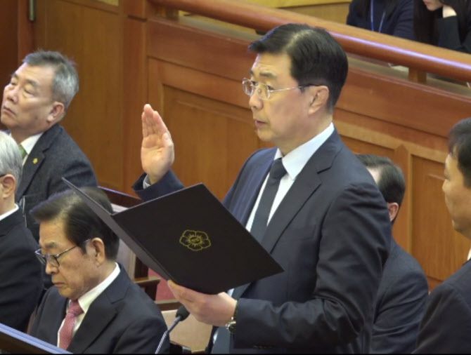 홍장원 전 국가정보원 1차장이 지난 4일 헌법재판소에서 열린 윤석열 대통령 탄핵심판 5차 변론기일에 증인으로 출석해 증인선서를 하고 있다. (사진=헌법재판소)