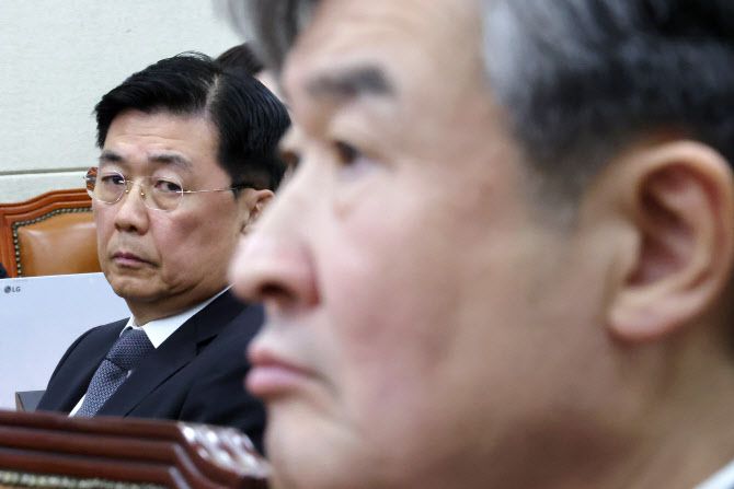 조태용 국가정보원장과 홍장원 전 국가정보원 1차장(왼쪽)이 지난달 22일 국회에서 열린 윤석열 정부의 비상계엄 선포를 통한 내란 혐의 진상규명 국정조사 1차 청문회에 출석하고 있다. (사진=뉴시스)