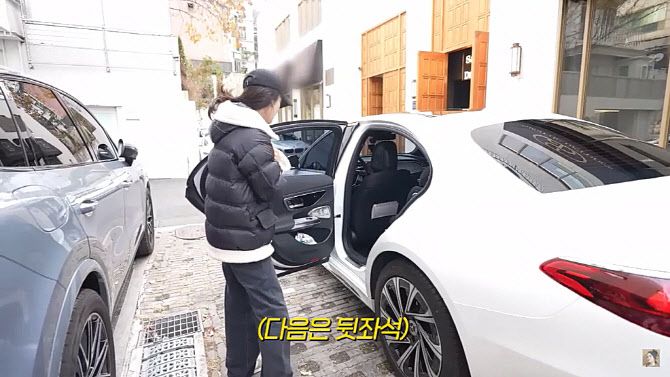 배우 한가인이 자신의 메르세데스-벤츠 E-클래스 차량을 소개하고 있다. (출처=유튜브 채널 ‘자유부인 한가인’ 캡처)