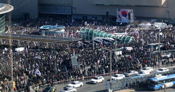 지난 8일 대구 동구 동대구역 광장에서 열린 세이브코리아 국가비상기도회 ‘윤석열 대통령 탄핵 반대 집회’에서 참가자들이 구호를 외치고 있다.(사진 = 뉴시스)