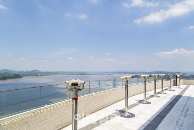 북한을 볼 수 있는 김포 애기봉 평화 생태공원 내 조강전망대 (사진=코레일관광개발)