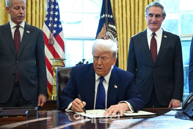 도널드 트럼프 미국 대통령이 14일(현지시간) 워싱턴DC 백악관 오벌오피스(집무실)에서 행정명령에 서명하고 있다. (사진=AFP연합뉴스)