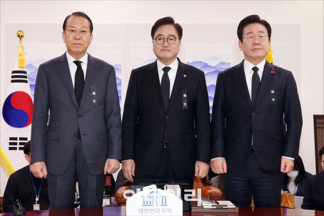 지난해 12월 31일 오후 서울 여의도 국회에서 우원식 국회의장 주재로 여야 대표 회동이 열리고 있다. 왼쪽부터 권영세 국민의힘 비상대책위원장, 우원식 국회의장, 이재명 더불어민주당 대표.(사진=이데일리DB)