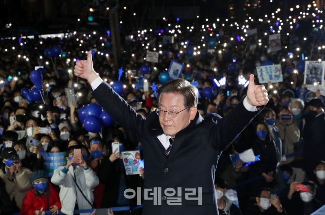 이재명 더불어민주당 대선후보가 제20대 대통령 선거를 하루 앞둔 8일 서울 종로구 청계광장에서 지지를 호소하는 모습. 이 후보는 윤석열 후보에 대통령 직선제 부활이후 가장 적은 24만7077표 차로 패했다. (사진=뉴스1)