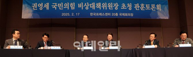 [이데일리 방인권 기자] 권영세 국민의힘 비상대책위원장이 17일 서울 중구 한국프레스센터 국제회의장에서 열린 관훈클럽 초청 토론회에서 기조연설을 하고 있다.