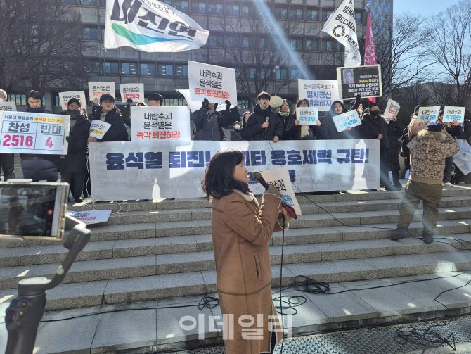 이은정 서울대 민주동문회 사무총장이 서울 관악구 서울대 캠퍼스 아크로폴리스 광장에서 열린 윤석열 탄핵 찬성 집회에서 탄핵 반대 측을 향해 발언하고 있다. (사진=정윤지 기자)