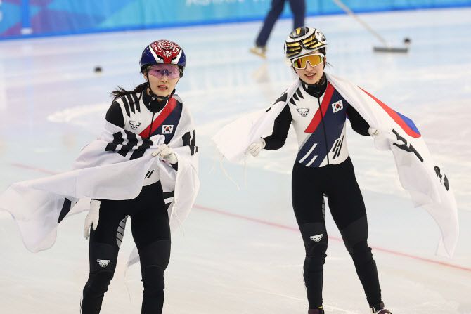 9일 중국 하얼빈 헤이룽장 빙상훈련센터 다목적홀에서 열린 하얼빈 동계아시안게임 쇼트트랙 여자 1000m 결승에서 금메달을 차지한 최민정(왼쪽)과 은메달을 차지한 김길리가 태극기를 두르고 경기장을 돌고 있다. 사진=연합뉴스