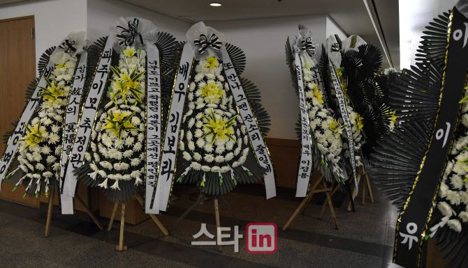 [이데일리 스타in 이영훈 기자] 17일 서울 송파구 풍납동 서울아산병원 장례식장에 배우 김새론의 빈소가 마련된 가운데 근조화환이 놓여져 있다.