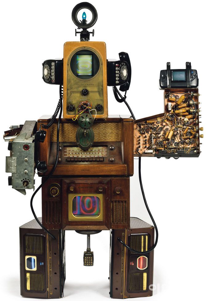 서울옥션 ‘제182회 미술품 경매’에 나온 백남준의 ‘해커 뉴비’(Hacker Newbie 1994). 시대를 대표해온 매체인 TV·라디오·전화기 등으로 몸을 만든 키 155.5㎝의 로봇이다. 추정가는 1억 3000만∼2억 5000만원(사진=서울옥션).