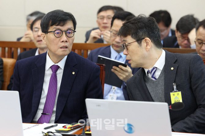 [이데일리 노진환 기자] 이창용(왼쪽) 한국은행 총재가 18일 오전 서울 여의도 국회에서 열린 기획재정위원회 전체회의에 출석, 회의가 시작되기 전 유상대 한국은행 부총재와 대화하고 있다.