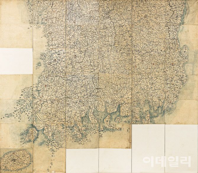 서울옥션 ‘제182회 미술품 경매’에 나온 김정호의 ‘대동여지도’(1861) 중 부분. 병풍 형태로 제작한 3점 가운데 남부지방(236.8×209㎝)이다. 남해의 거제도 일부가 소실된 게 보인다. 추정가는 3억 2000만∼10억원(사진=서울옥션).