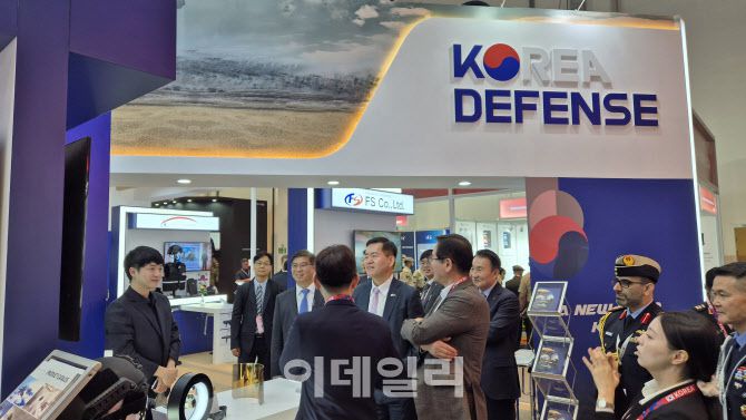 석종건 방위사업청장(왼쪽 네 번째)이 17일 UAE 방위산업전시회 IDEX 2025 행사장에 마련된 통합한국관을 찾아 참가 기업 관계자와 이야기를 나누고 있다. (사진=방사청)
