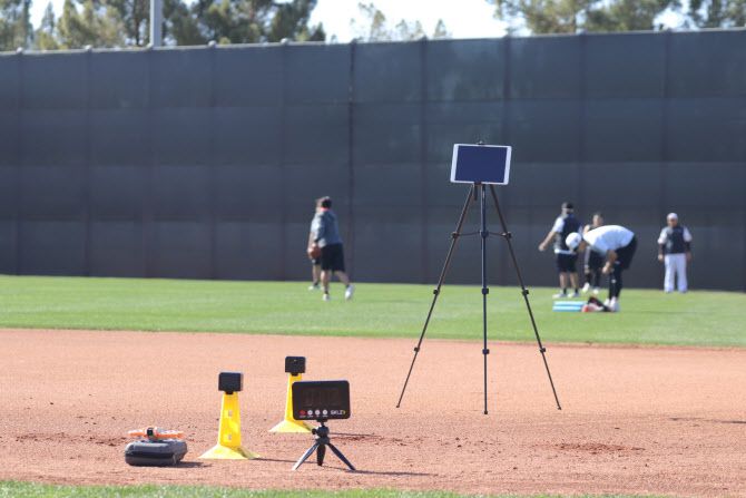 LG트윈스 스프링캠프에서 베이스러닝 훈련에 사용되는 타임 센서기, 타임 체크기, 드론. 사진=LG트윈스