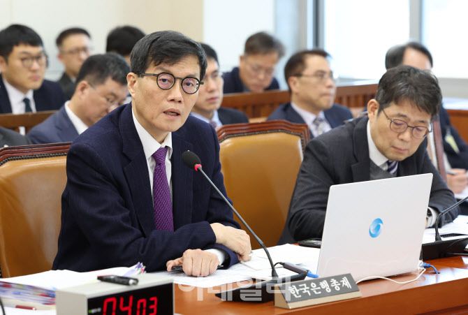[이데일리 노진환 기자] 이창용 한국은행 총재가 18일 열린 기재위 전체회의에서 질의에 답변하고 있다.
