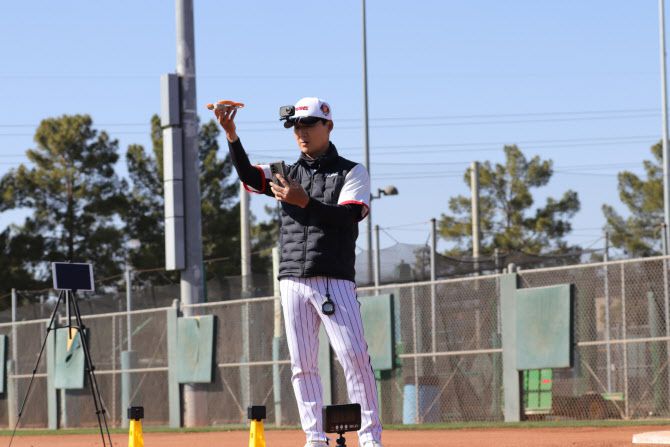 LG트윈스 정수성 주루코치가 베이스러닝 훈련에 앞서 드론을 준비하고 있다. 사진=LG트윈스