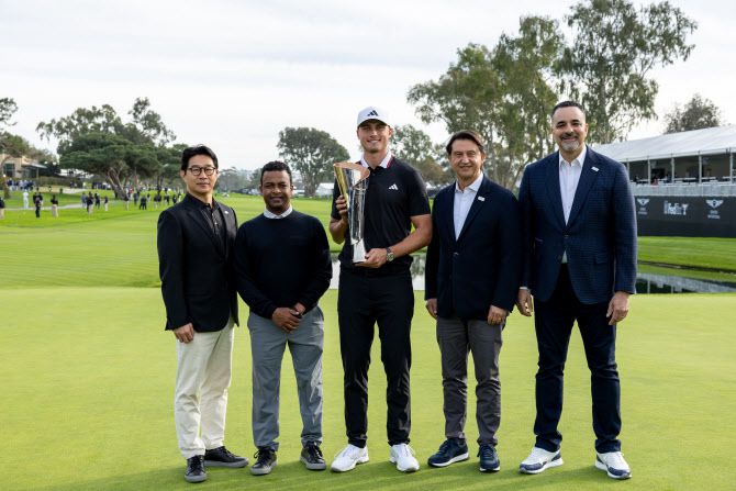 (왼쪽부터) 송민규 제네시스사업본부장 부사장, 테드 멘지스테 제네시스 북미법인 최고운영책임자(COO), 우승자 루드비그 오베리, 호세 무뇨스 현대차 대표이사 사장, 랜디 파커 현대차 북미법인 최고경영자(CEO)가 기념 촬영을 하는 모습.(사진=제네시스 제공)