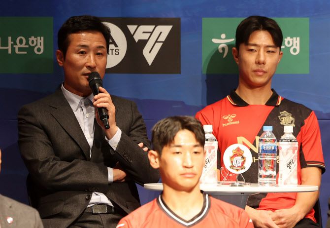 19일 서울 마포구 누리꿈스퀘어에서 열린 K리그2 2025 개막 미디어데이에서 경남FC 이을용 감독이 각오를 밝히고 있다. 사진=뉴시스
