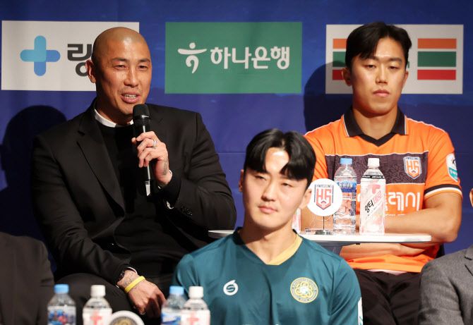 19일 서울 마포구 누리꿈스퀘어에서 열린 K리그2 2025 개막 미디어데이에서 화성FC 차두리 감독이 각오를 밝히고 있다. 사진=뉴시스