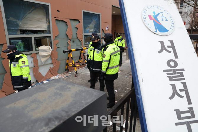 윤석열 대통령이 지난달 19일 내란 우두머리 혐의로 구속된 직후 윤 대통령의 지지자들이 이에 반발해 서울 마포구 서울서부지방법원에 난입하며 폭력 사태를 일으켰다. 이 사태로 인해 서울서부지법 청사의 창과 외벽 등 기물이 파손돼 있다. (사진=이데일리 노진환 기자)