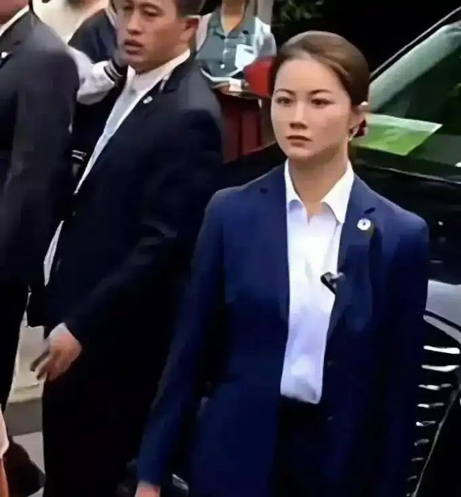 옌위에샤가 2023년 중국 항저우에서 시리아 영부인을 경호하던 당시 모습. (사진=바이두 홈페이지 화면 갈무리)