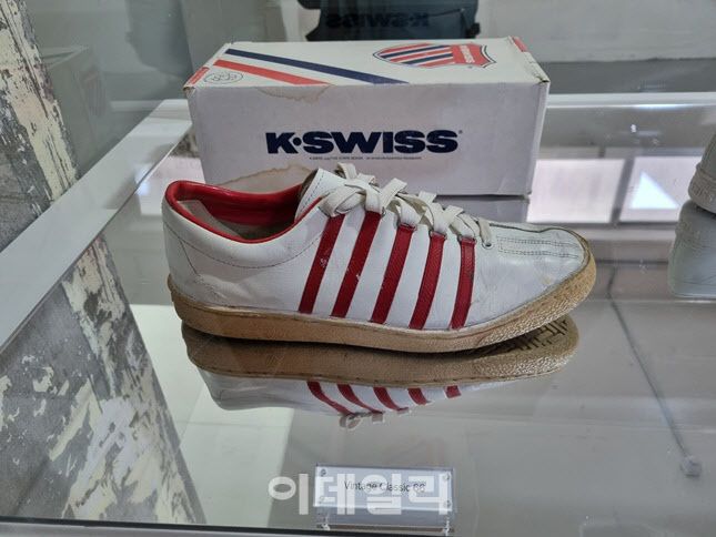 세계 최초의 소가죽 테니스화 케이스위스가 1966년에 만든 제품이다. (사진=한전진 기자)