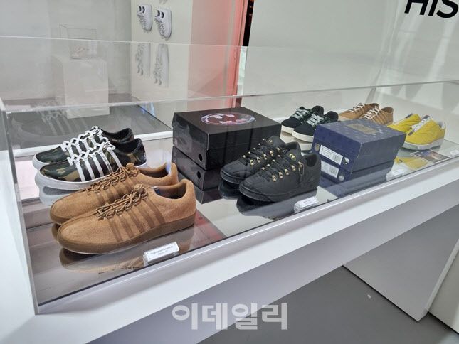 케이스위스가 해리포터 등 글로벌 외부 IP(지적재산권)와 협업해 내놓은 신발들 (사진=한전진 기자)