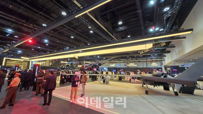 UAE 국제방위산업전(IDEX 2025)에서 UAE 방위산업체인 엣지(Edge) 그룹이 대형 부스를 꾸려 실물 무인기 등을 전시하고 있다. (사진=김관용 기자)