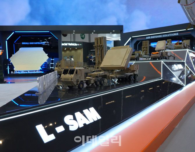 UAE 국제방위산업전(IDEX 2025)에서 한화에어로스페이스·한화시스템이 장거리 지대공 요격체계(L-SAM)와 다기능레이다(MFR) 등을 전시하고 있다. (사진=한화)