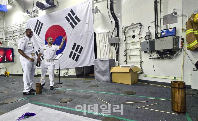 천자봉함 함정 공개행사에서 UAE 해군 장병들이 한국 전통놀이 체험을 하고 있다. (사진=해군)