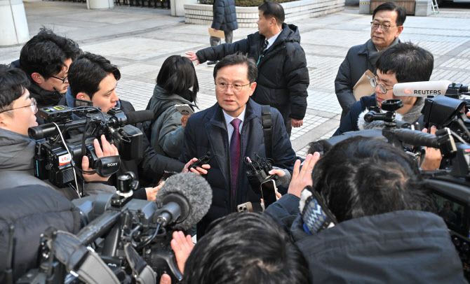 윤석열 대통령 측 변호인 윤갑근 변호사가 20일 서울 서초구 서울중앙지법에서 열린 윤석열 대통령 내란혐의 첫 형사재판에 출석하며 취재진의 질문에 답하고 있다. (사진=공동취재단)