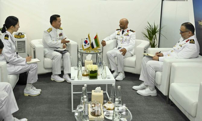 김태훈 해군본부 기획관리참모부장(소장)이 UAE 해군사령관과 면담하고 있다. (사진=해군)