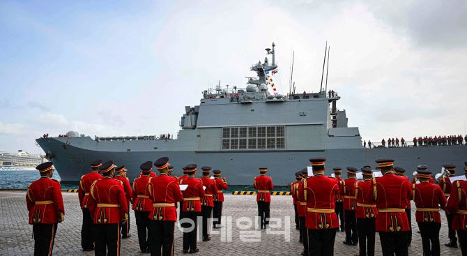 지난 9일(현지시각) 천자봉함이 UAE 군악대 환영을 받으며 아부다비 자이드항에 입항하고 있다. (사진=해군)