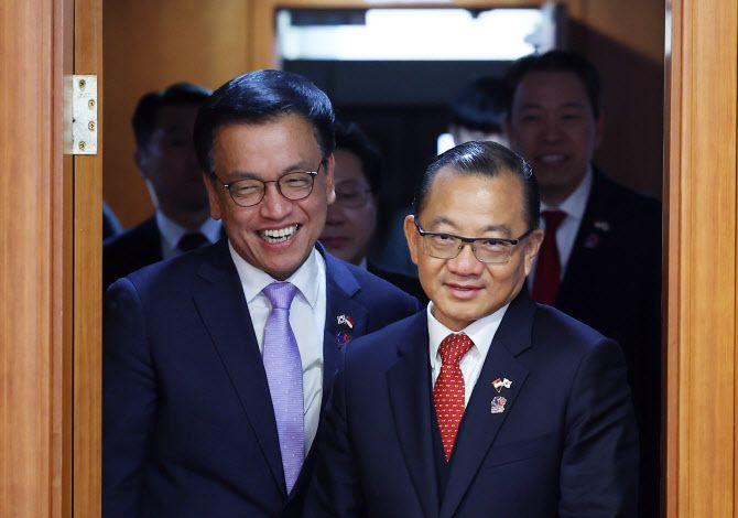 최상목 대통령 권한대행 부총리 겸 기획재정부 장관이 20일 정부서울청사에서 시아 키앤 펭 싱가포르 국회의장을 만나 자리로 향하고 있다. (사진=연합뉴스)