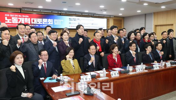 [이데일리 노진환 기자] 권영세 국민의힘 비상대책위원장과 김문수 고용노동부 장관, 나경원 국민의힘 의원 등 참석자들이 19일 오전 서울 여의도 국회에서 열린 ‘2030·장년 모두 Win-Win하는 노동개혁 대토론회’에서 기념촬영을 하며 화이팅을 외치고 있다.