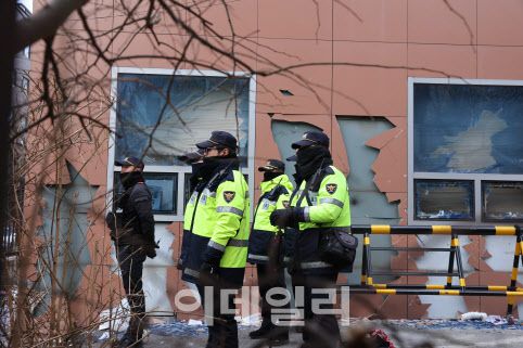 윤석열 대통령이 19일 내란 우두머리 혐의로 구속됐다. 윤 대통령의 지지자들이 이에 반발해 서울 마포구 서울서부지방법원에 난입하며 폭력 사태를 일으켜 창과 외벽 등 기물이 파손돼 있다.(사진=이데일리 노진환 기자)