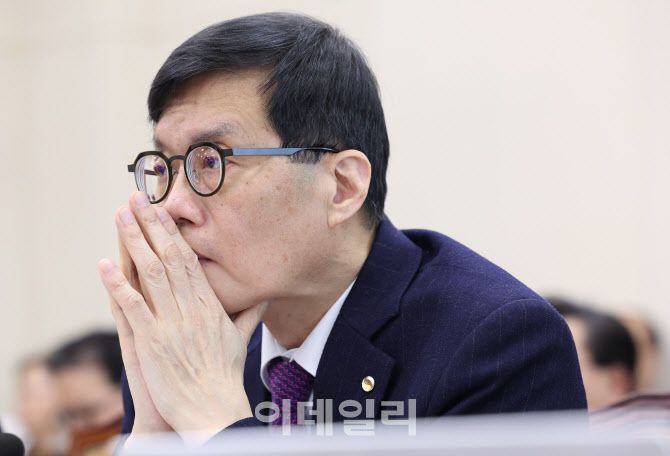 [이데일리 노진환 기자] 이창용 한국은행 총재가 18일 오전 서울 여의도 국회에서 열린 기획재정위원회 전체회의에 출석, 굳은 표정을 보이고 있다.